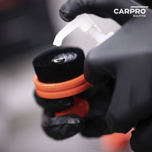Аппликатор для чернения резины и пластика CARPRO DarkSide Tyre Brush