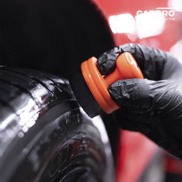 Аппликатор для чернения резины и пластика CARPRO DarkSide Tyre Brush