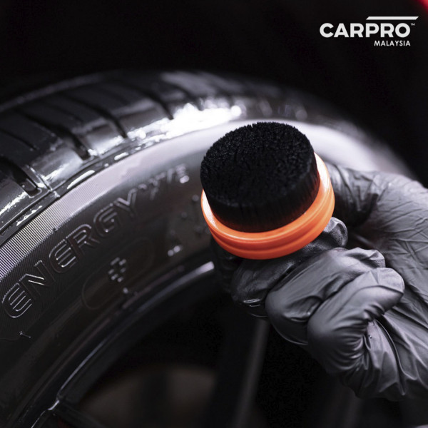 Аппликатор для чернения резины и пластика CARPRO DarkSide Tyre Brush