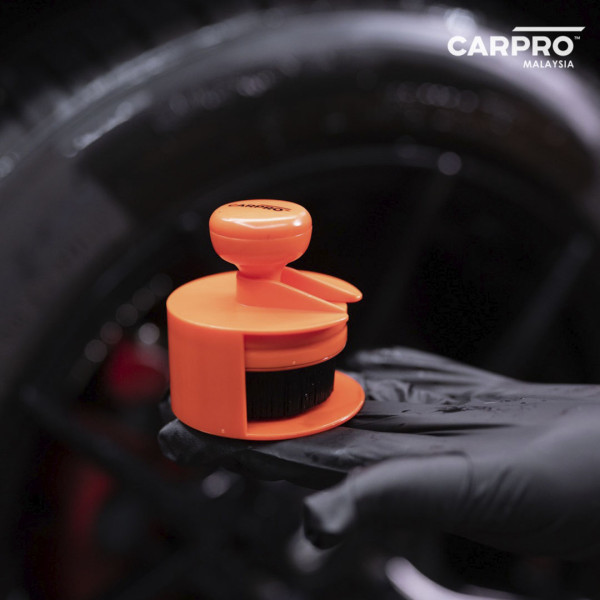 Аппликатор для чернения резины и пластика CARPRO DarkSide Tyre Brush