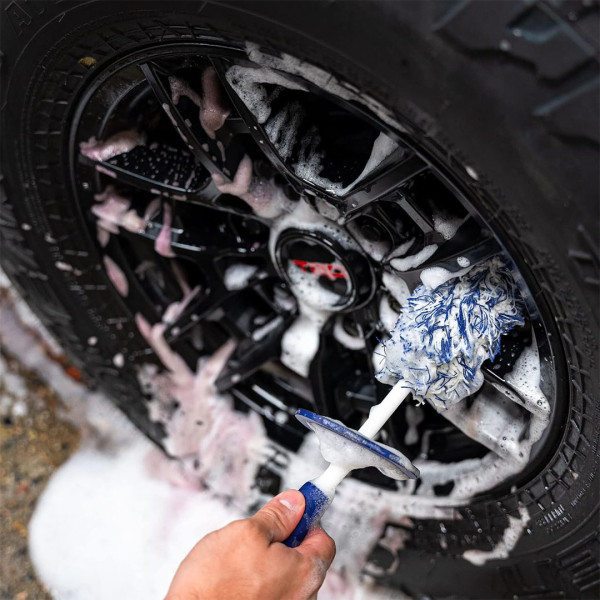 Микрофибровая щетка для дисков Gyeon Q²M WheelBrush Large, 47 см