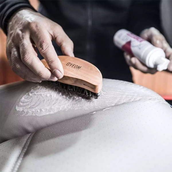Щетка с натуральным конским волосом для очищения кожи Gyeon Q²M LeatherBrush