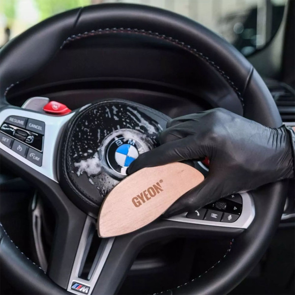 Щетка с натуральным конским волосом для очищения кожи Gyeon Q²M LeatherBrush