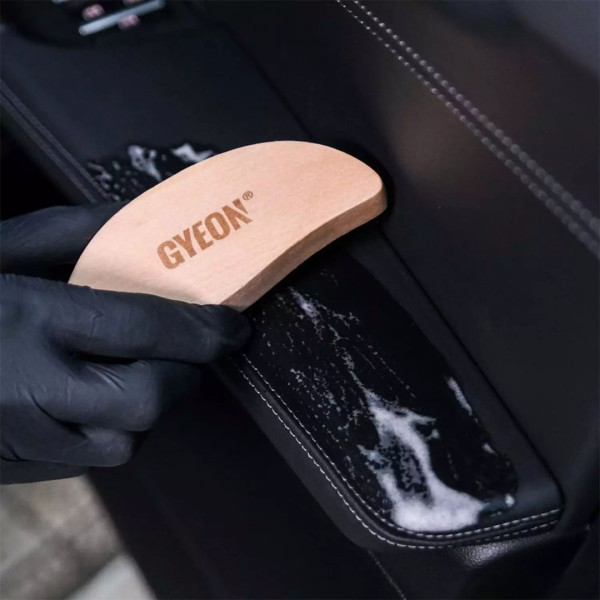 Щетка с натуральным конским волосом для очищения кожи Gyeon Q²M LeatherBrush