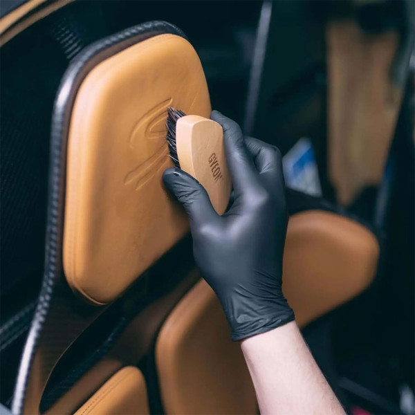 Щетка с натуральным конским волосом для очищения кожи Gyeon Q²M LeatherBrush