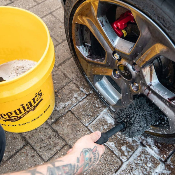 Щетка для очистки дисков Meguiar's Supreme Microfiber Wheel Brush Medium, 35 см (X1902EU)